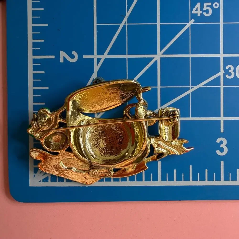 Vintage Gold Tone Enamel Chili Cooking Pot Novelty Brooch Pin 2.5in